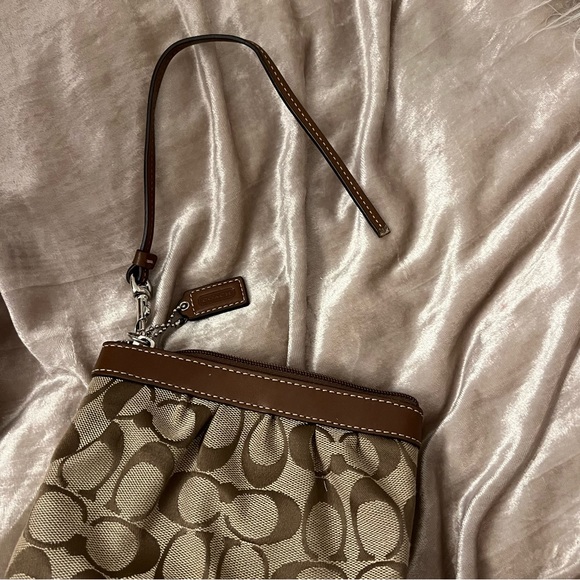 Authentic Coach classic brown wristlet - Picture 14 of 16